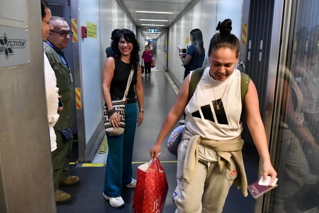 Regresa al país el último vuelo humanitario con connacionales repatriados desde Israel. Foto: UNGRD
