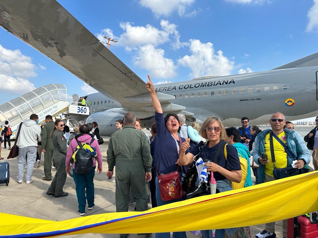 Despegó, con 110 connacionales a bordo, el primer vuelo humanitario desde Tel Aviv